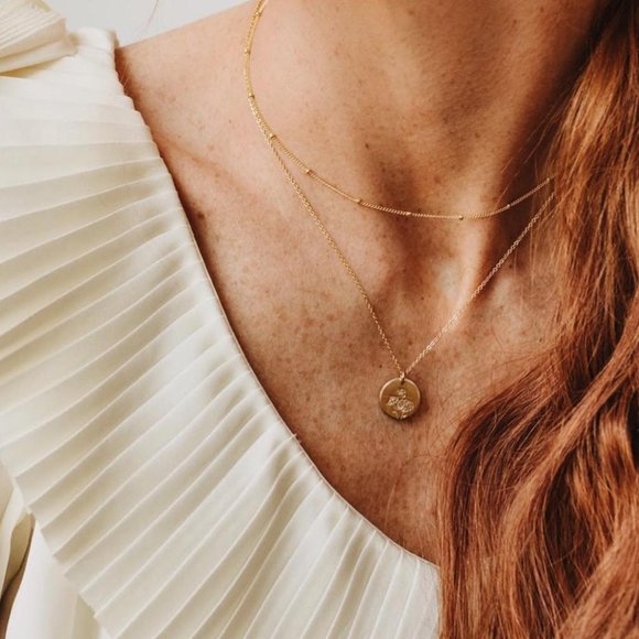 April Daisy Birth Month Flower Simple Necklace - Picture 2 of 13